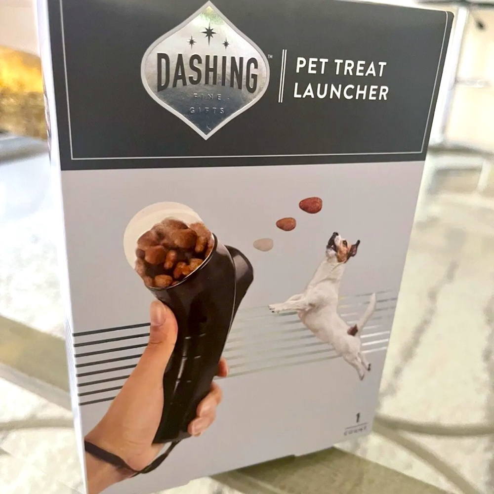 NEW! PET ( Dog - CAT ) Hand Held * TREAT LAUNCHER * No batteries needed *